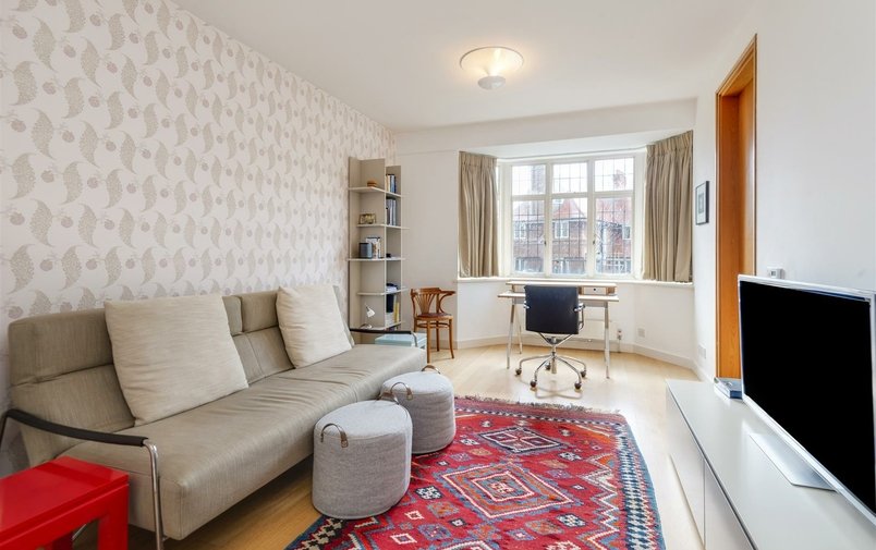 Flat to rent in Greenaway Gardens, London