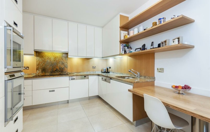 Flat to rent in Greenaway Gardens, London