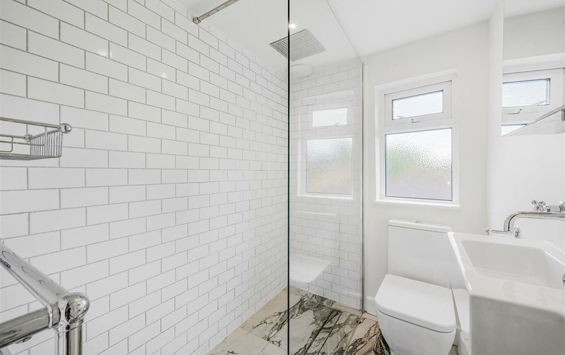 Flat to rent in Heath Street, London