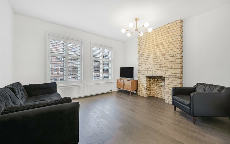 Flat to rent in Heath Street, London