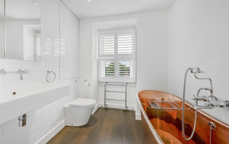 Flat to rent in Heath Street, London