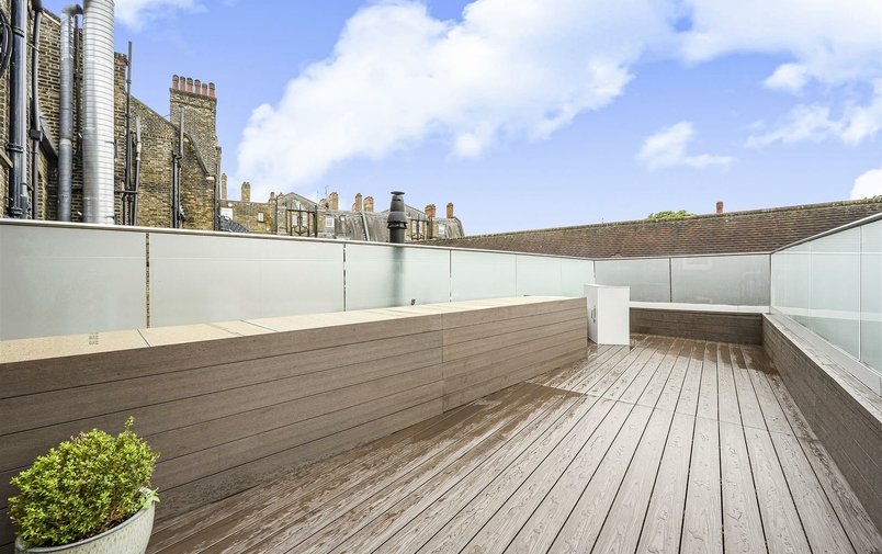 Flat to rent in Heath Street, London