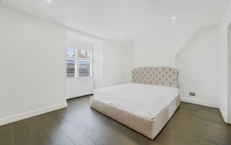 Flat to rent in Heath Street, London