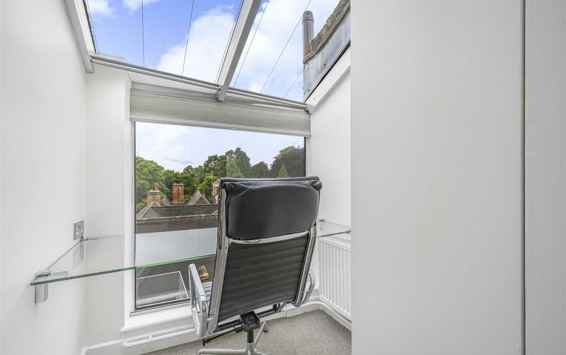 Flat to rent in Heath Street, London