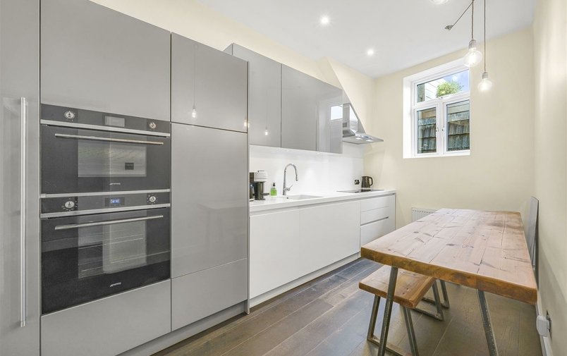 Flat to rent in Heath Street, London