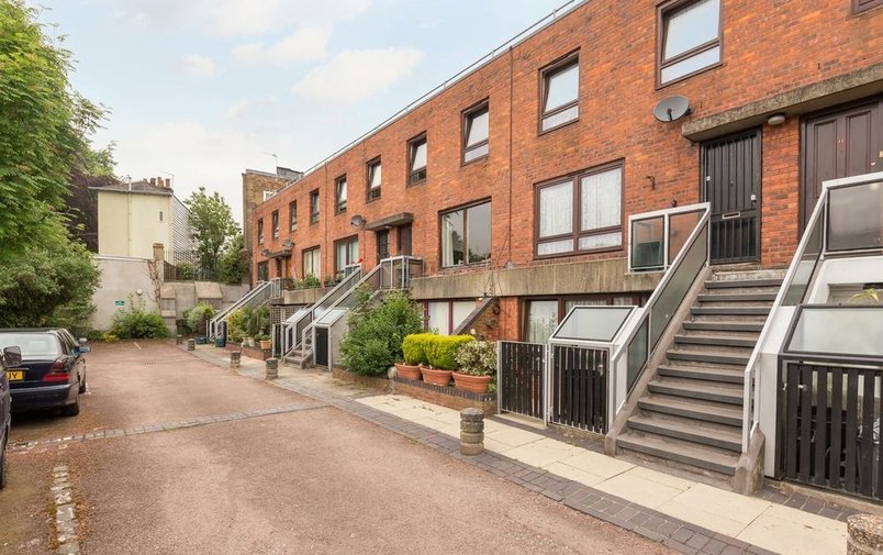 Flat to rent in Holly Bush Vale, London