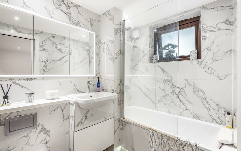 Flat to rent in Holly Bush Vale, London