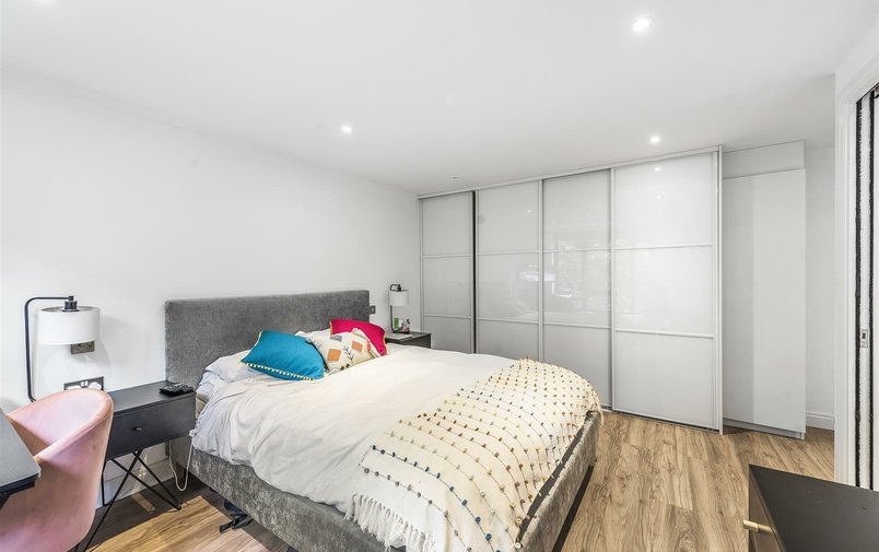 Flat to rent in Holly Bush Vale, London