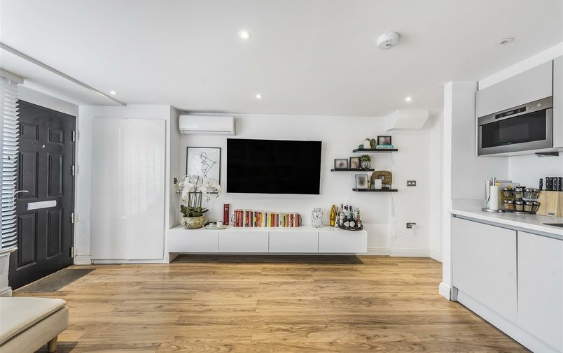 Flat to rent in Holly Bush Vale, London