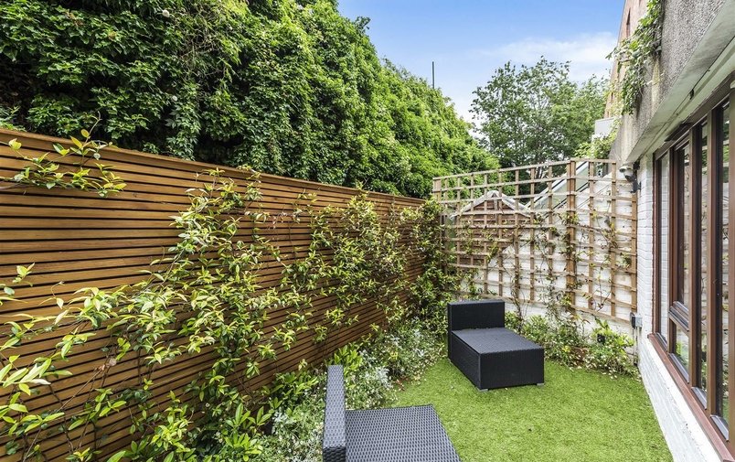 Flat to rent in Holly Bush Vale, London