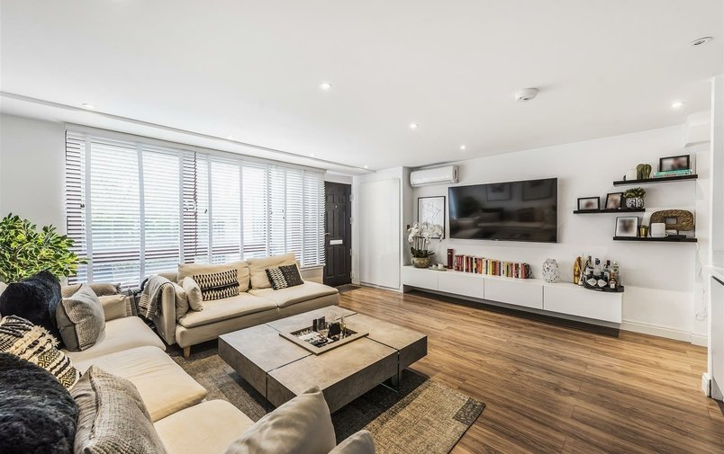 Flat to rent in Holly Bush Vale, London