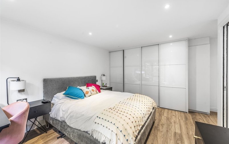 Flat to rent in Holly Bush Vale, Hampstead Village
