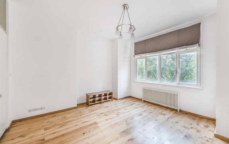 Flat to rent in Hollycroft Avenue, Hampstead