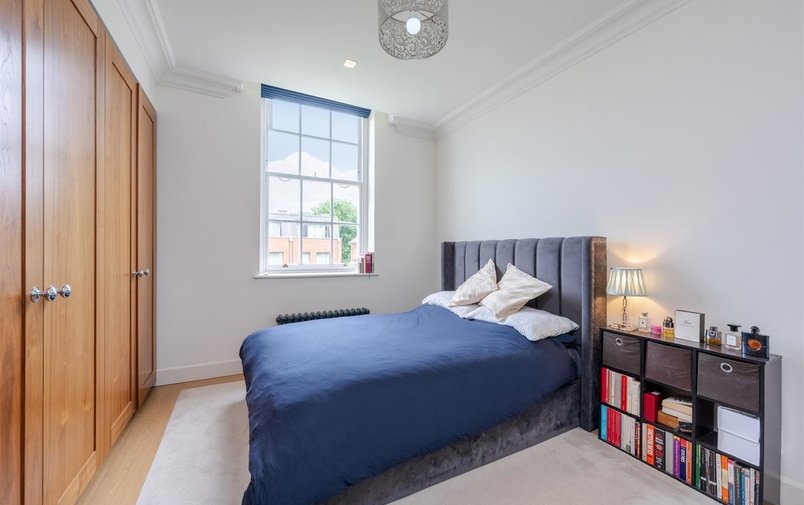 Flat to rent in Kidderpore Avenue, London