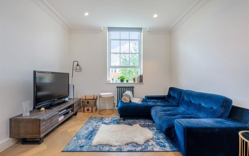 Flat to rent in Kidderpore Avenue, London