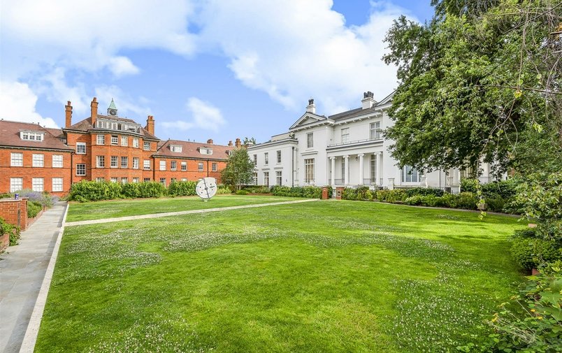 Flat to rent in Kidderpore Avenue, London