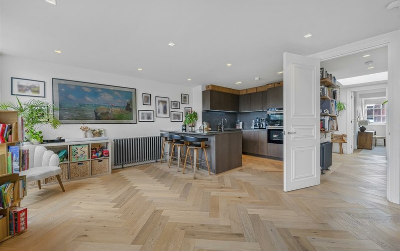 Flat to rent in Kidderpore Avenue, London