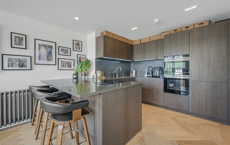 Flat to rent in Kidderpore Avenue, London
