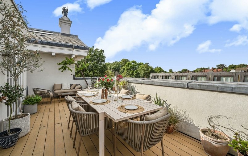 Flat to rent in Kidderpore Avenue, London