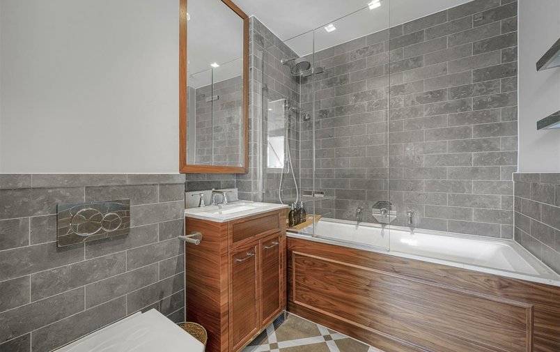 Flat to rent in Kidderpore Avenue, London