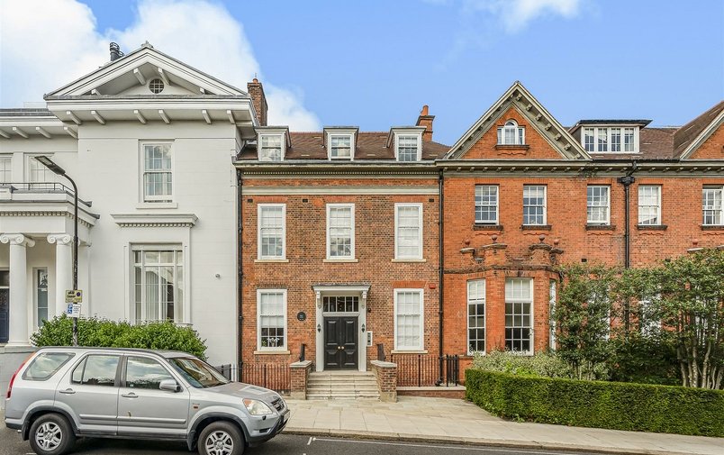 Flat to rent in Kidderpore Avenue, London