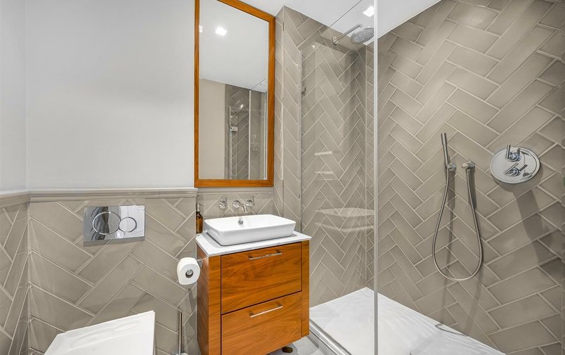 Flat to rent in Kidderpore Avenue, London