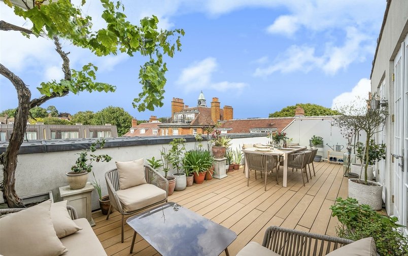Flat to rent in Kidderpore Avenue, London