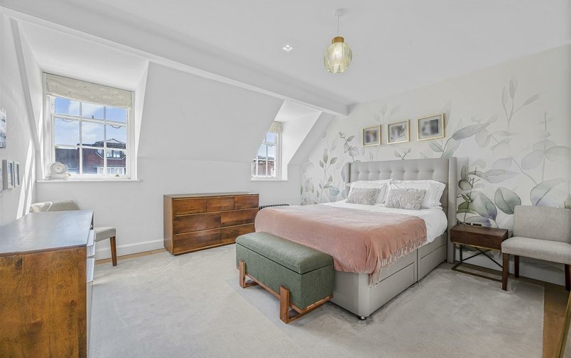 Flat to rent in Kidderpore Avenue, London