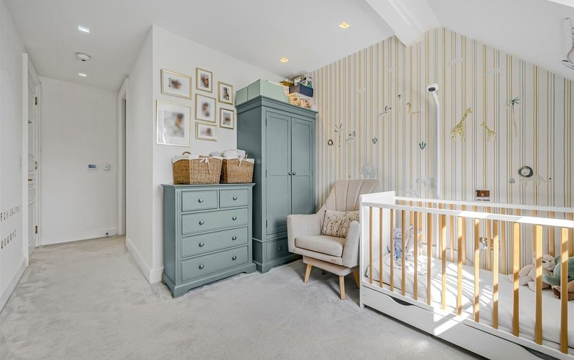 Flat to rent in Kidderpore Avenue, London