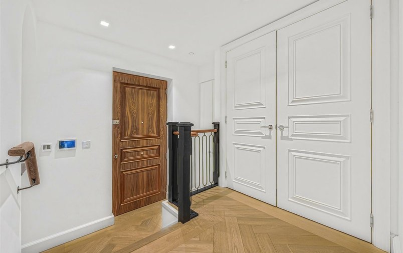 Flat to rent in Kidderpore Avenue, London