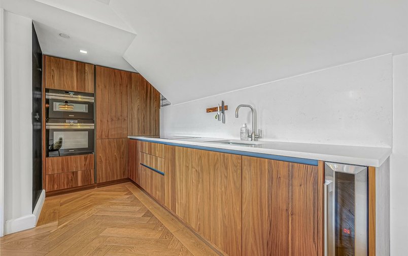 Flat to rent in Kidderpore Avenue, London