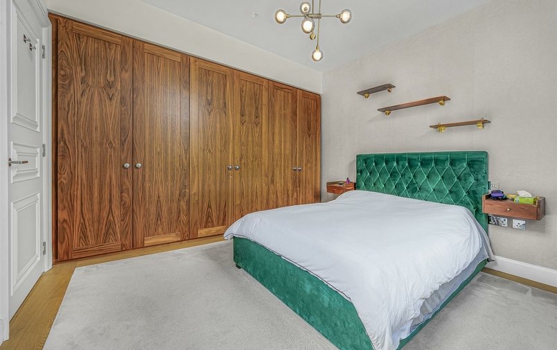 Flat to rent in Kidderpore Avenue, London