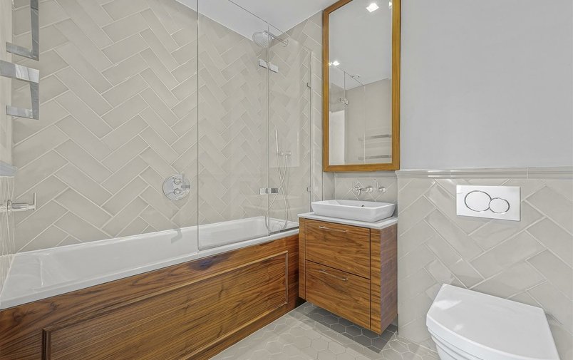 Flat to rent in Kidderpore Avenue, London