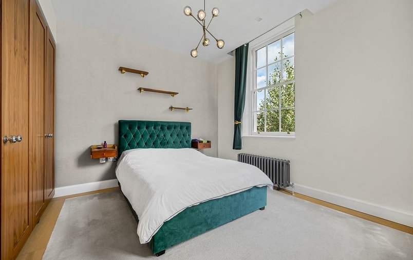 Flat to rent in Kidderpore Avenue, London