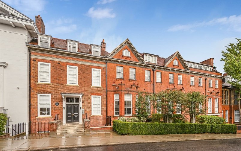 Flat to rent in Kidderpore Avenue, London