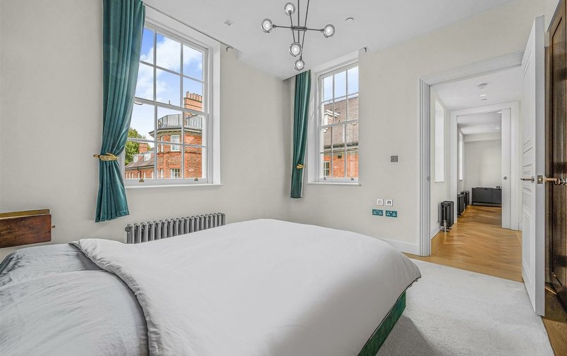 Flat to rent in Kidderpore Avenue, London