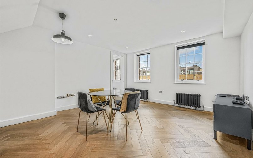 Flat to rent in Kidderpore Avenue, London