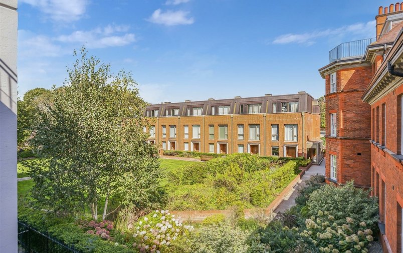 Flat to rent in Kidderpore Avenue, London