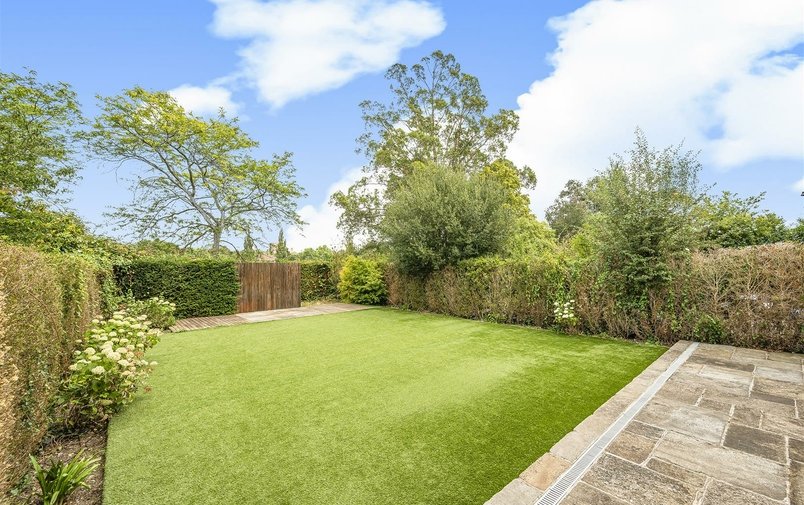 Property to rent in Linden Lea, London