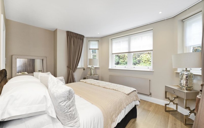 Flat to rent in Lyndhurst Road, Hampstead
