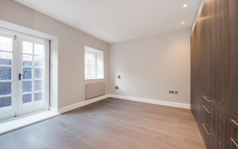 Flat to rent in Lyndhurst Road, Hampstead