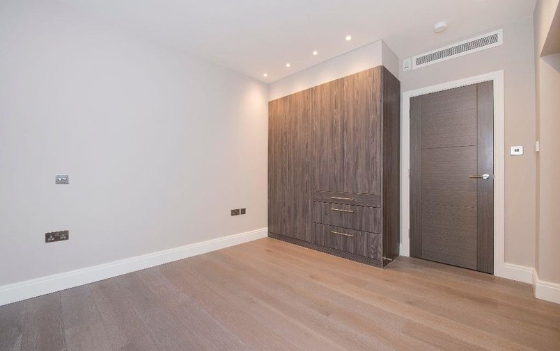 Flat to rent in Lyndhurst Road, Hampstead