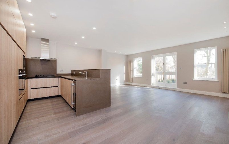 Flat to rent in Lyndhurst Road, Hampstead