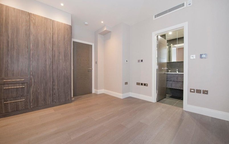 Flat to rent in Lyndhurst Road, Hampstead