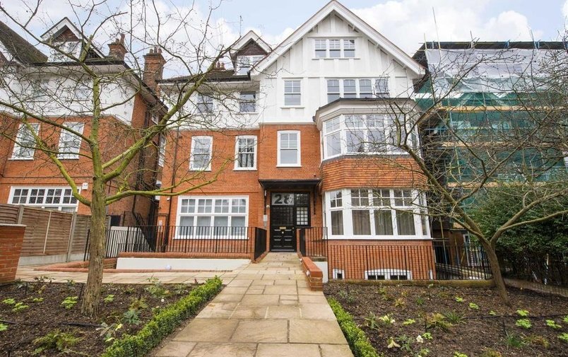 Flat to rent in Lyndhurst Road, Hampstead