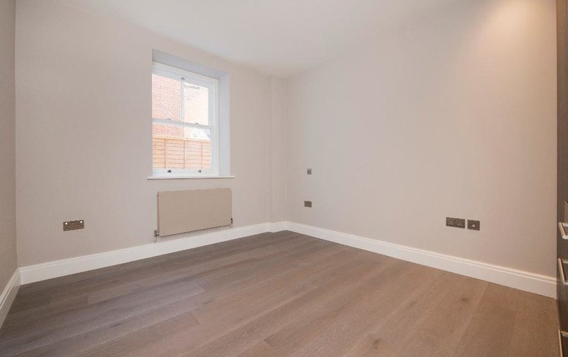 Flat to rent in Lyndhurst Road, Hampstead