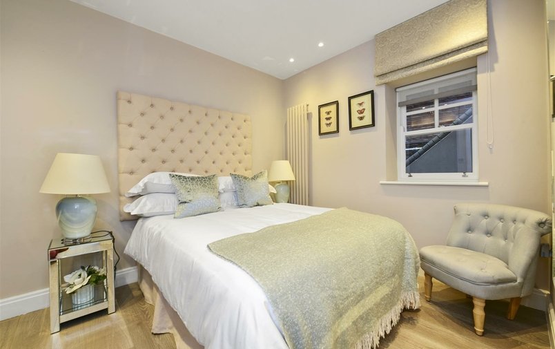 Flat to rent in Lyndhurst Road, Hampstead