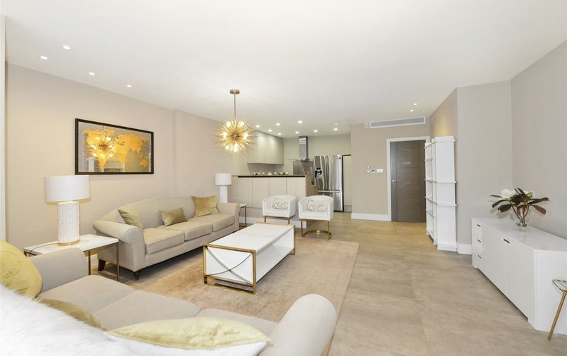 Flat to rent in Lyndhurst Road, Hampstead