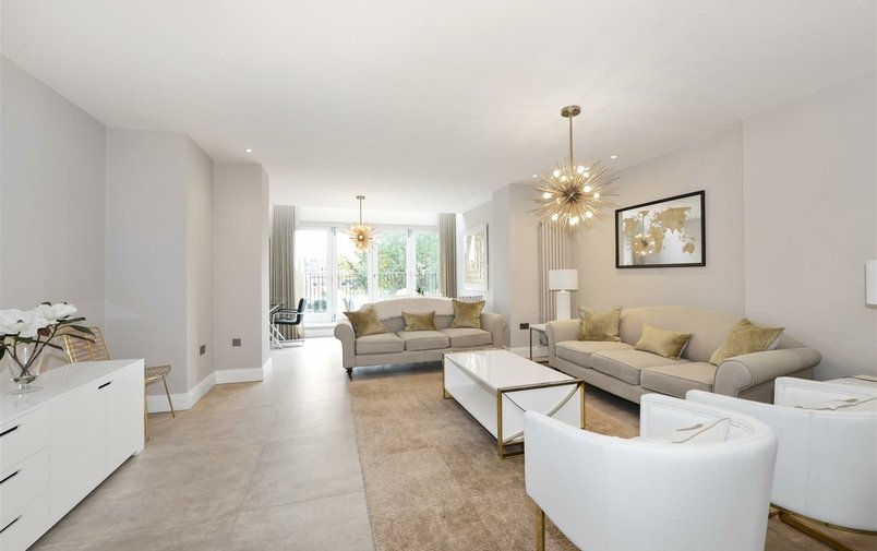 Flat to rent in Lyndhurst Road, Hampstead