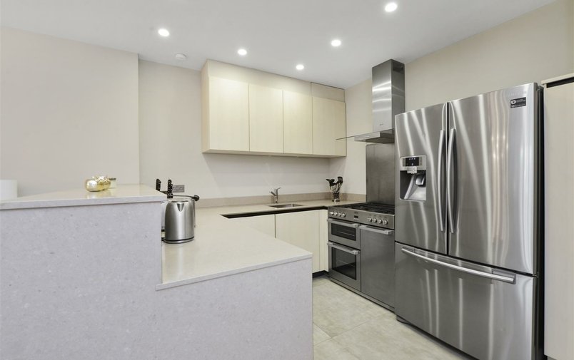 Flat to rent in Lyndhurst Road, Hampstead